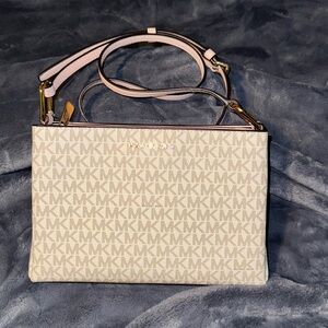 MICHAEL KORS Trisha Medium Logo Triple Compartment Bag